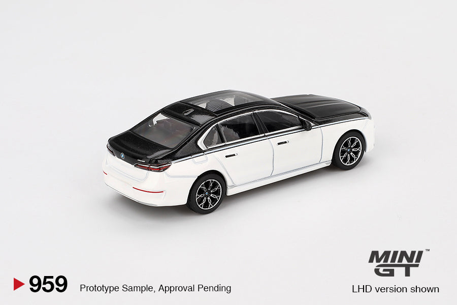 BMW i7 xDrive60 Alpine White / Black Sapphire 1:64 scale model car - Mini GT