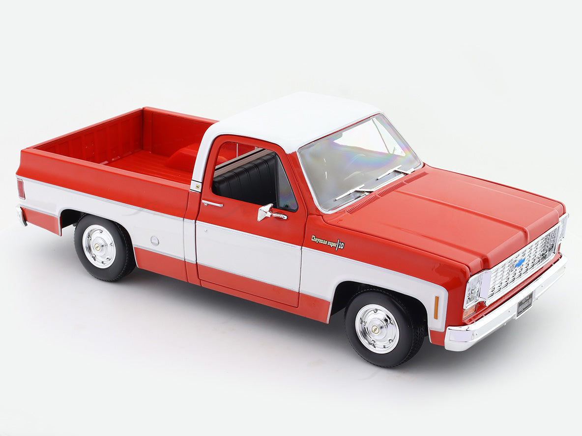 1974 Chevrolet Cheyenne Super C-10 red 1:18 Maisto licensed diecast scale model collectible