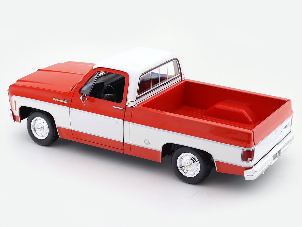 1974 Chevrolet Cheyenne Super C-10 red 1:18 Maisto licensed diecast scale model collectible