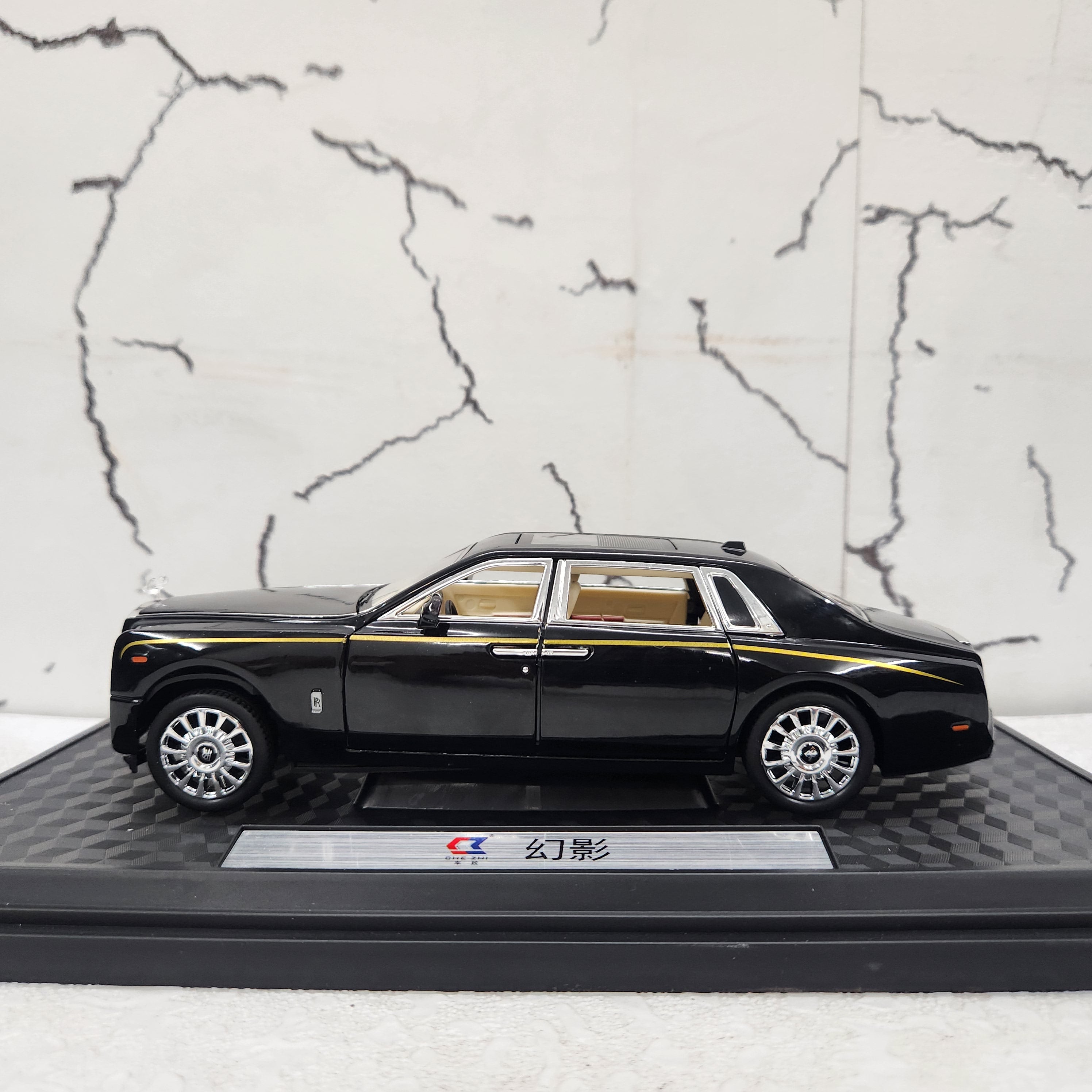 Rolls Royce Phantom Metal Diecast Car 1:24 (20x8 cm)