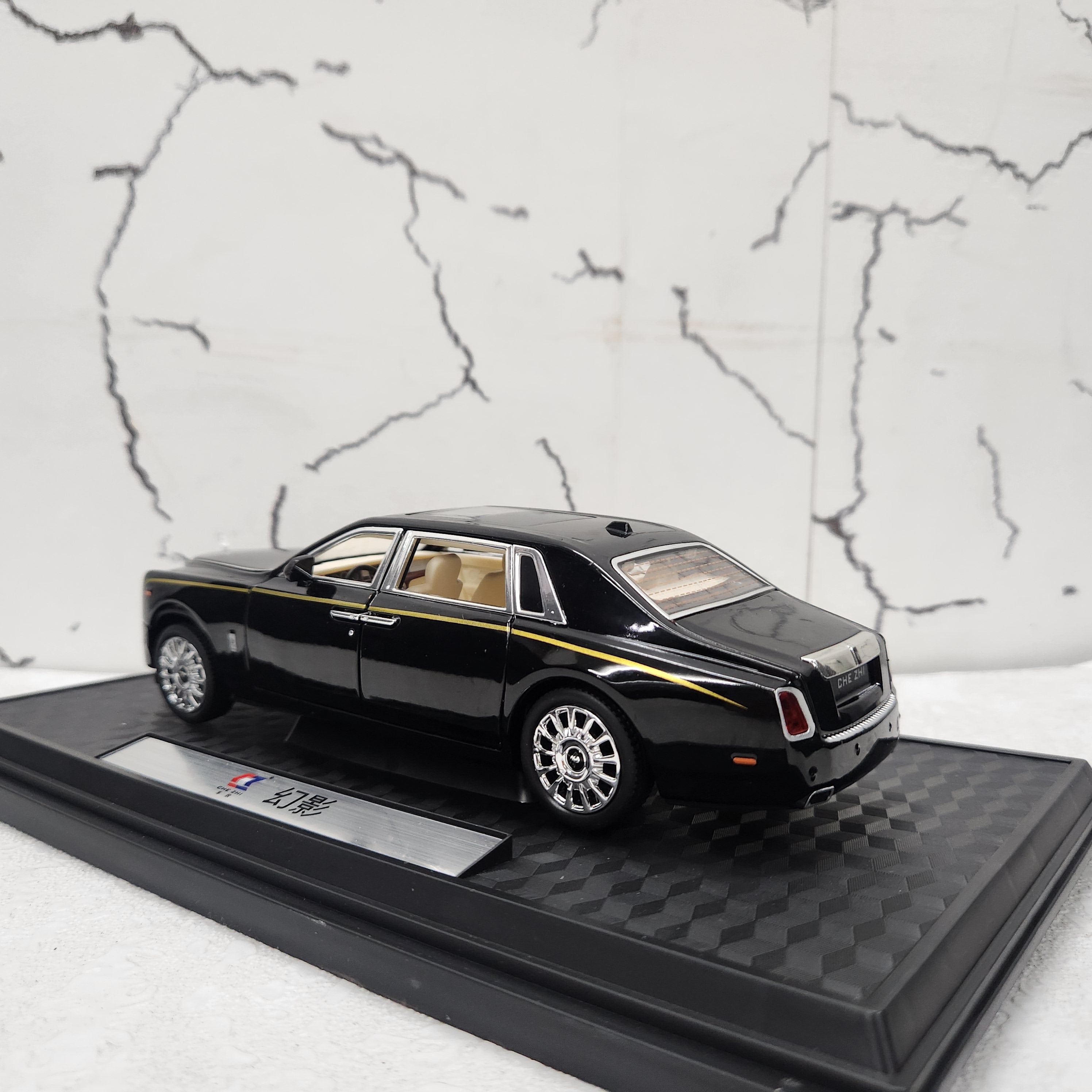Rolls Royce Phantom Metal Diecast Car 1:24 (20x8 cm)