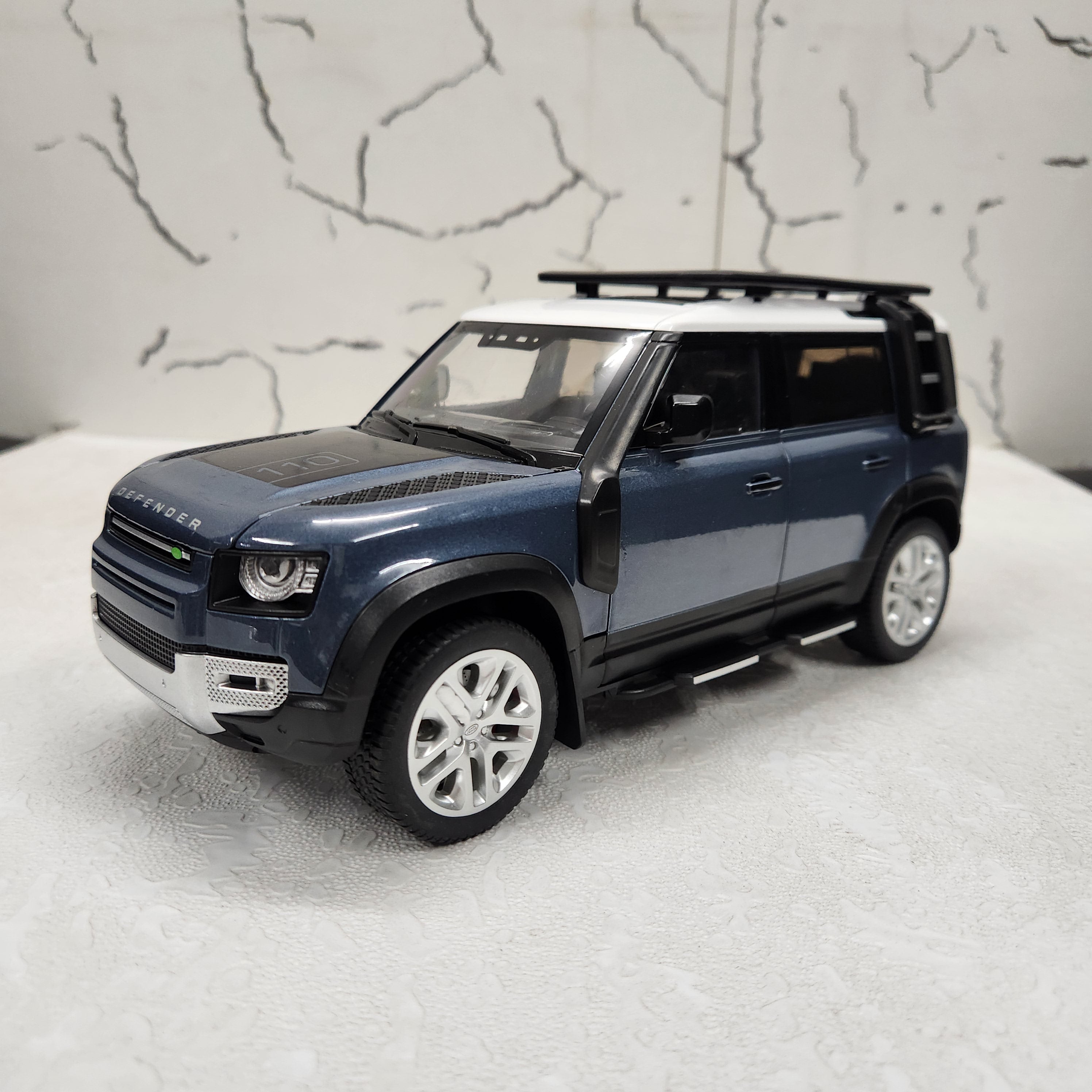 Defender 110 Blue Metal Diecast Car 1:18 (28x11 cm)