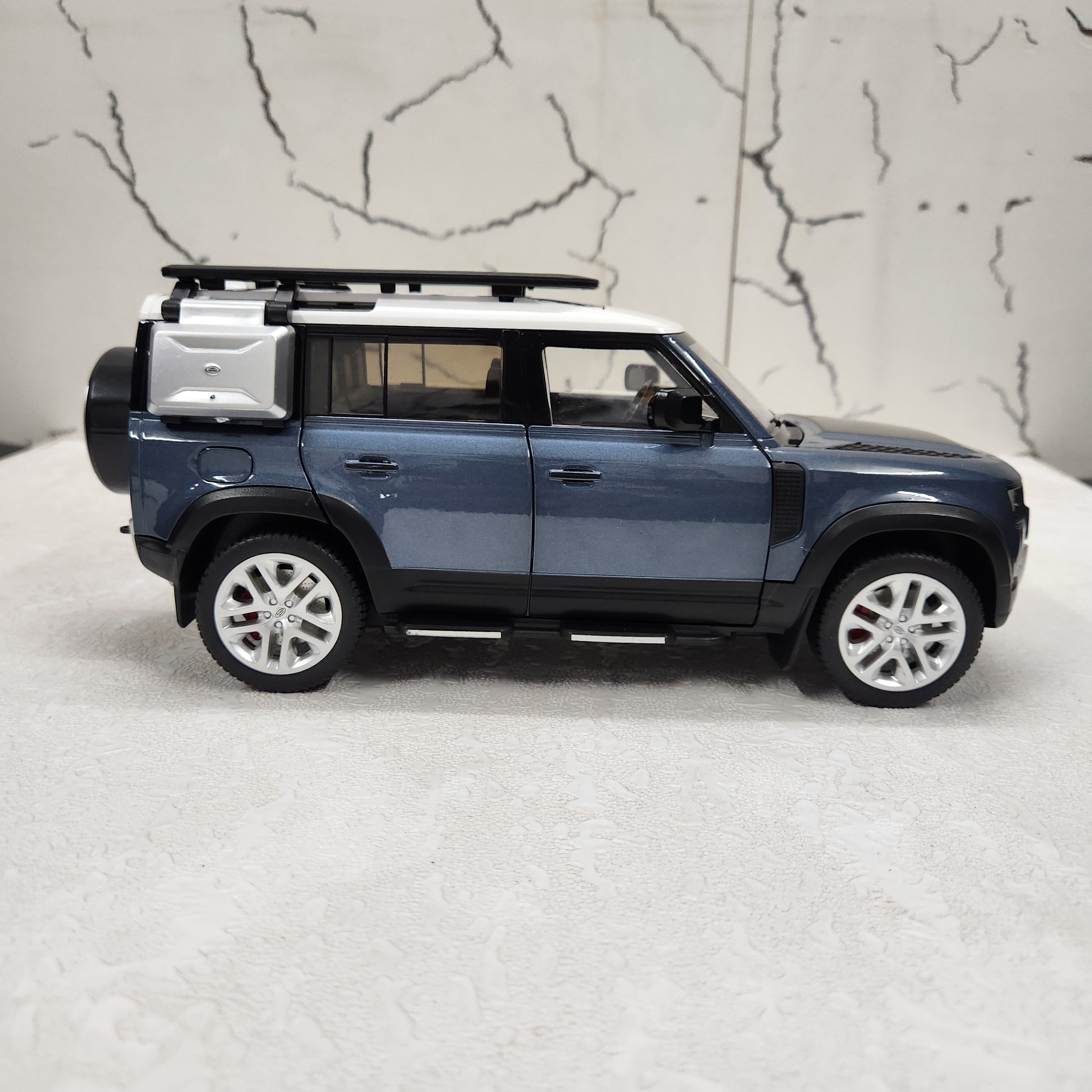 Defender 110 Blue Metal Diecast Car 1:18 (28x11 cm)
