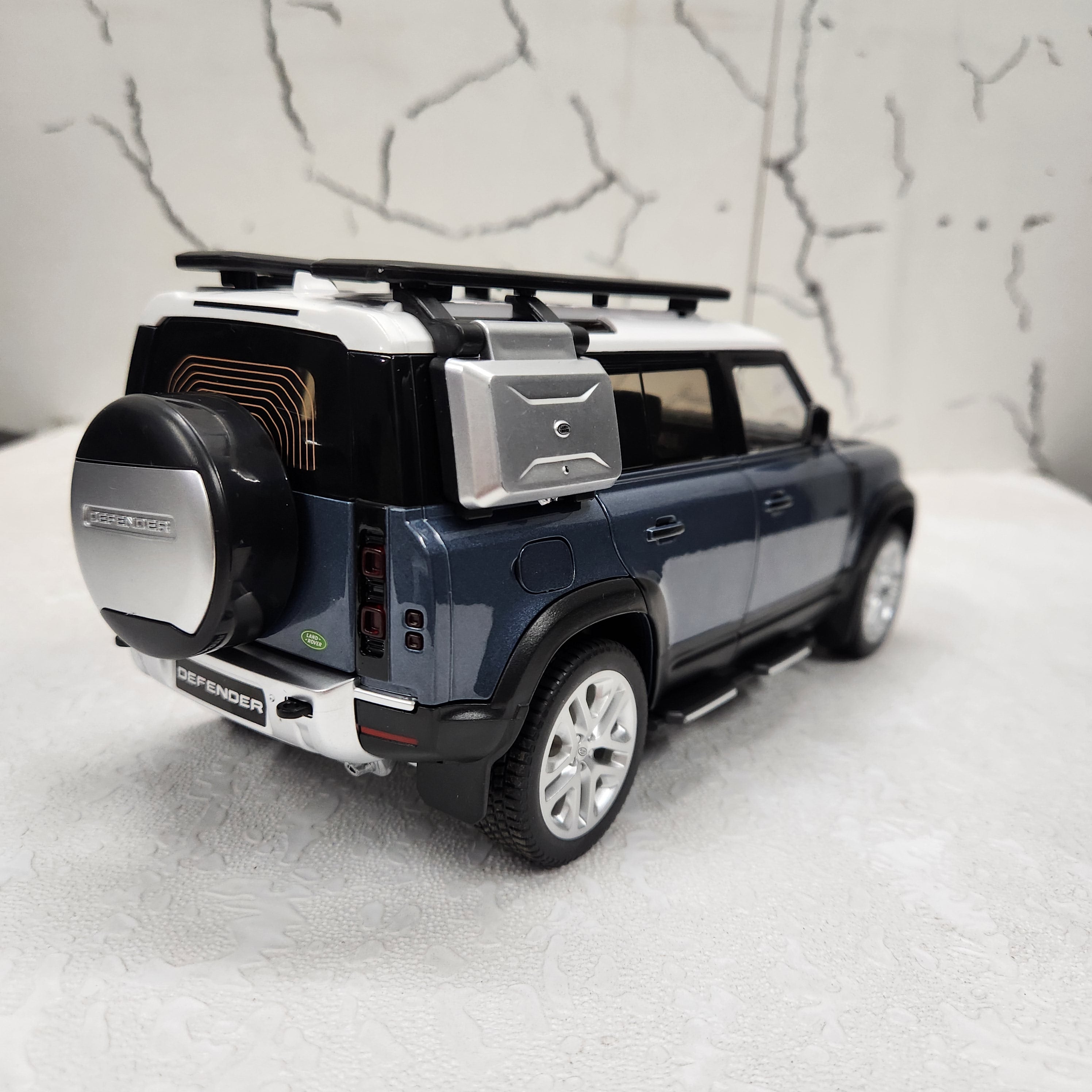 Defender 110 Blue Metal Diecast Car 1:18 (28x11 cm)