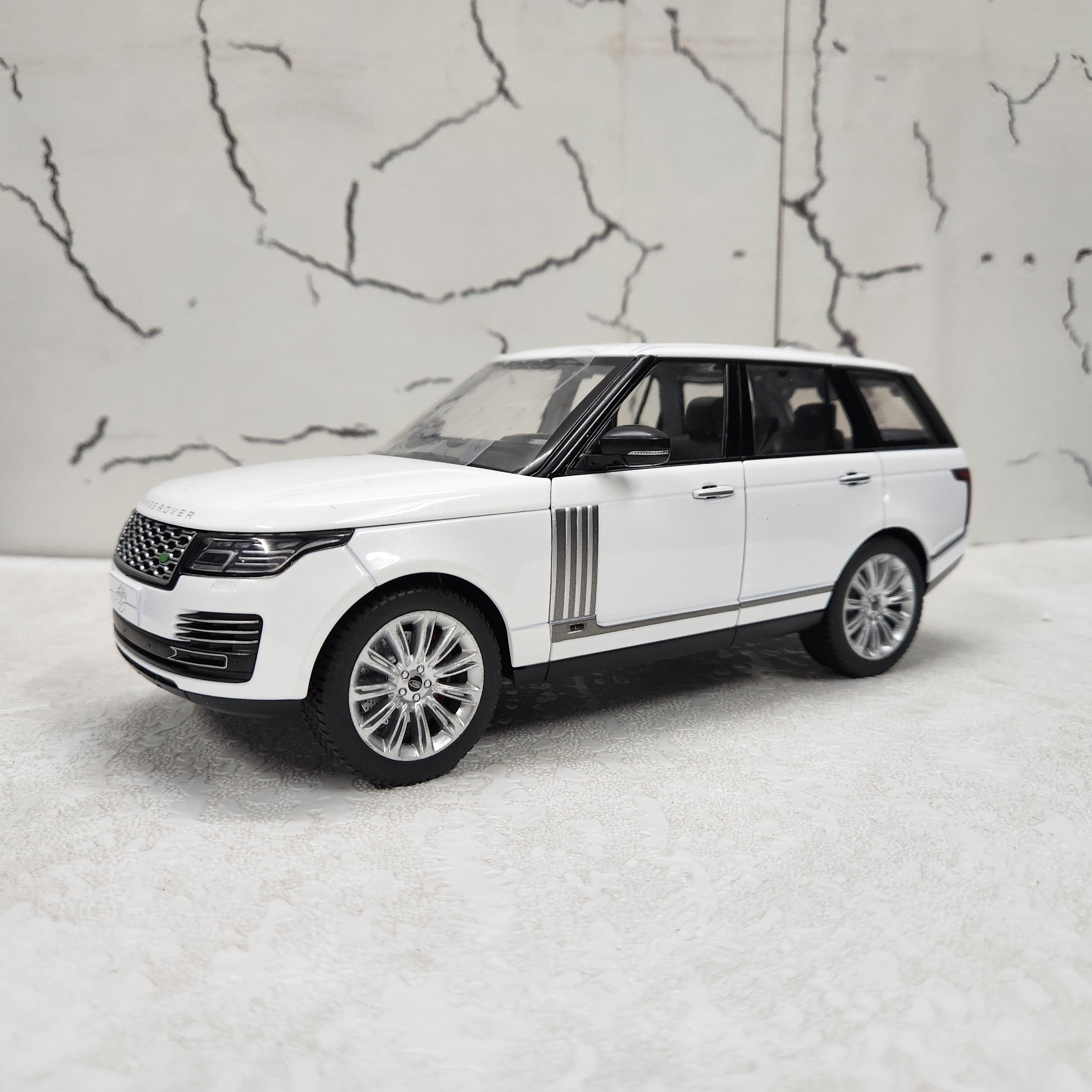 Range Rover Autobiography Metal Diecast Car 1:18 (28 x 11 cm)