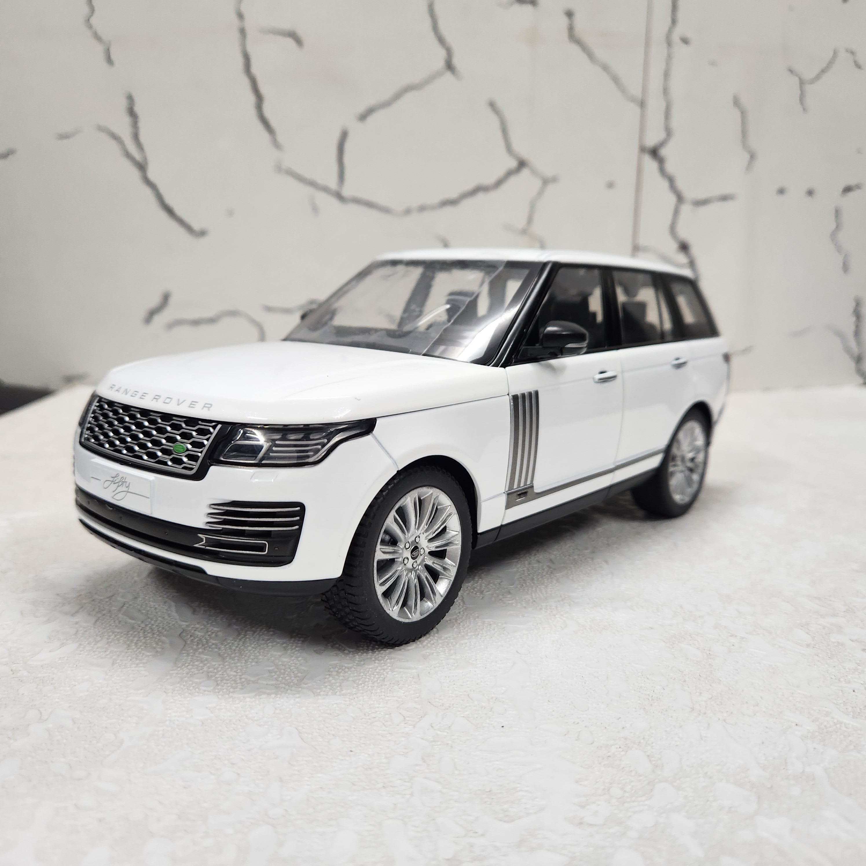 Range Rover Autobiography Metal Diecast Car 1:18 (28 x 11 cm)