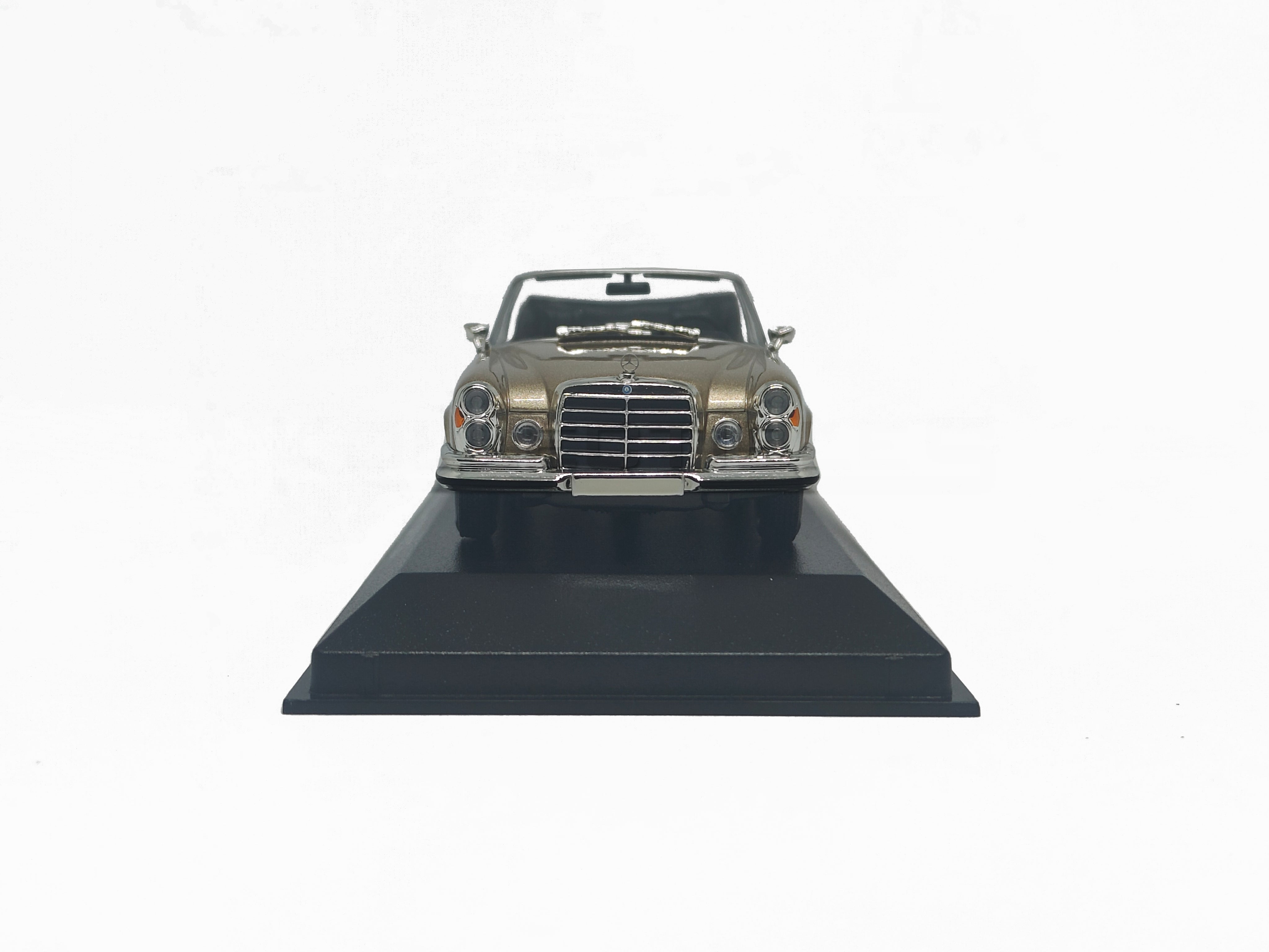 Mercedes Benz 280SE 3.5 Cabriolet - 1970 1:43 scale model car - Minichamps