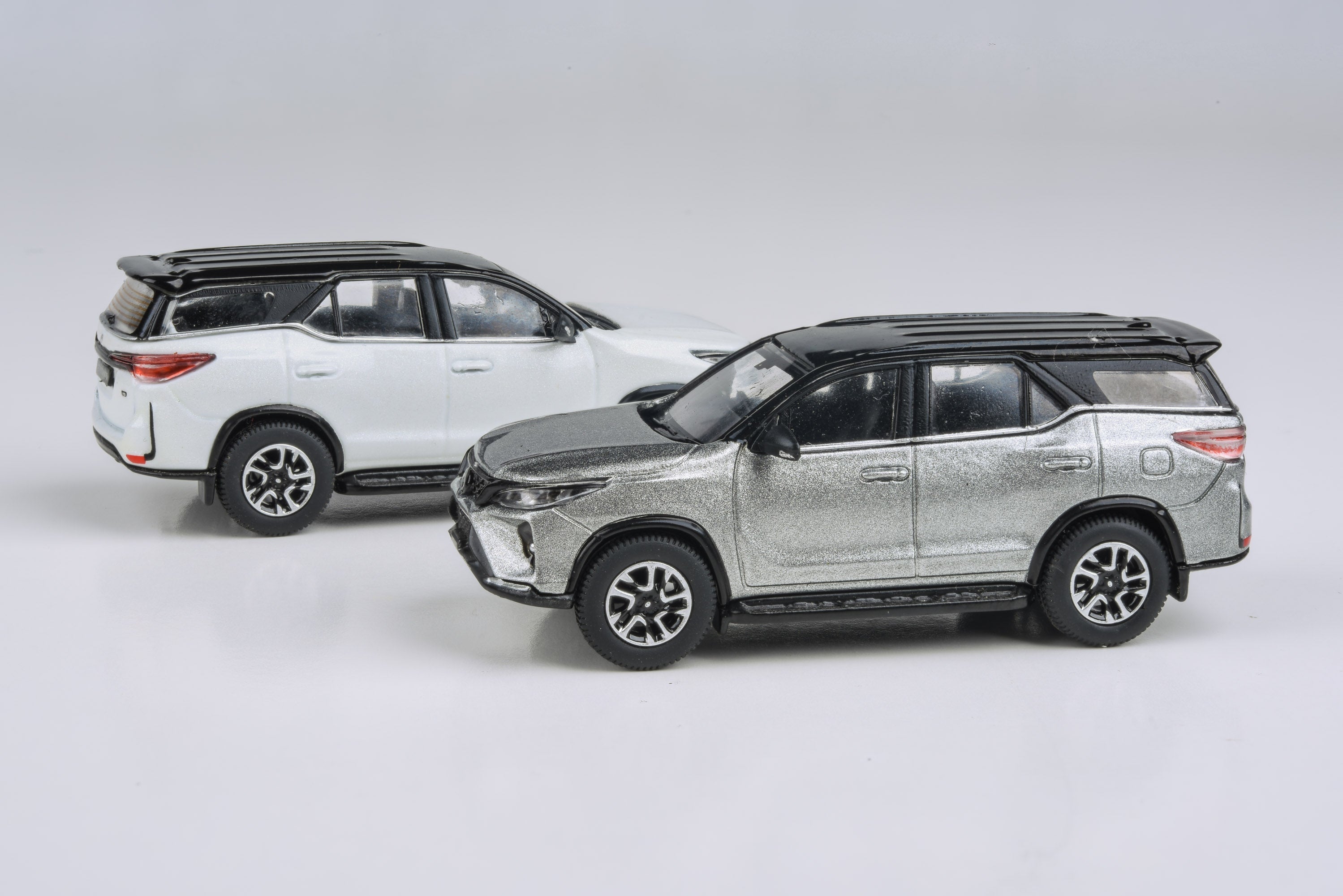 1:64 Toyota Fortuner Platinum White / Metallic Silver