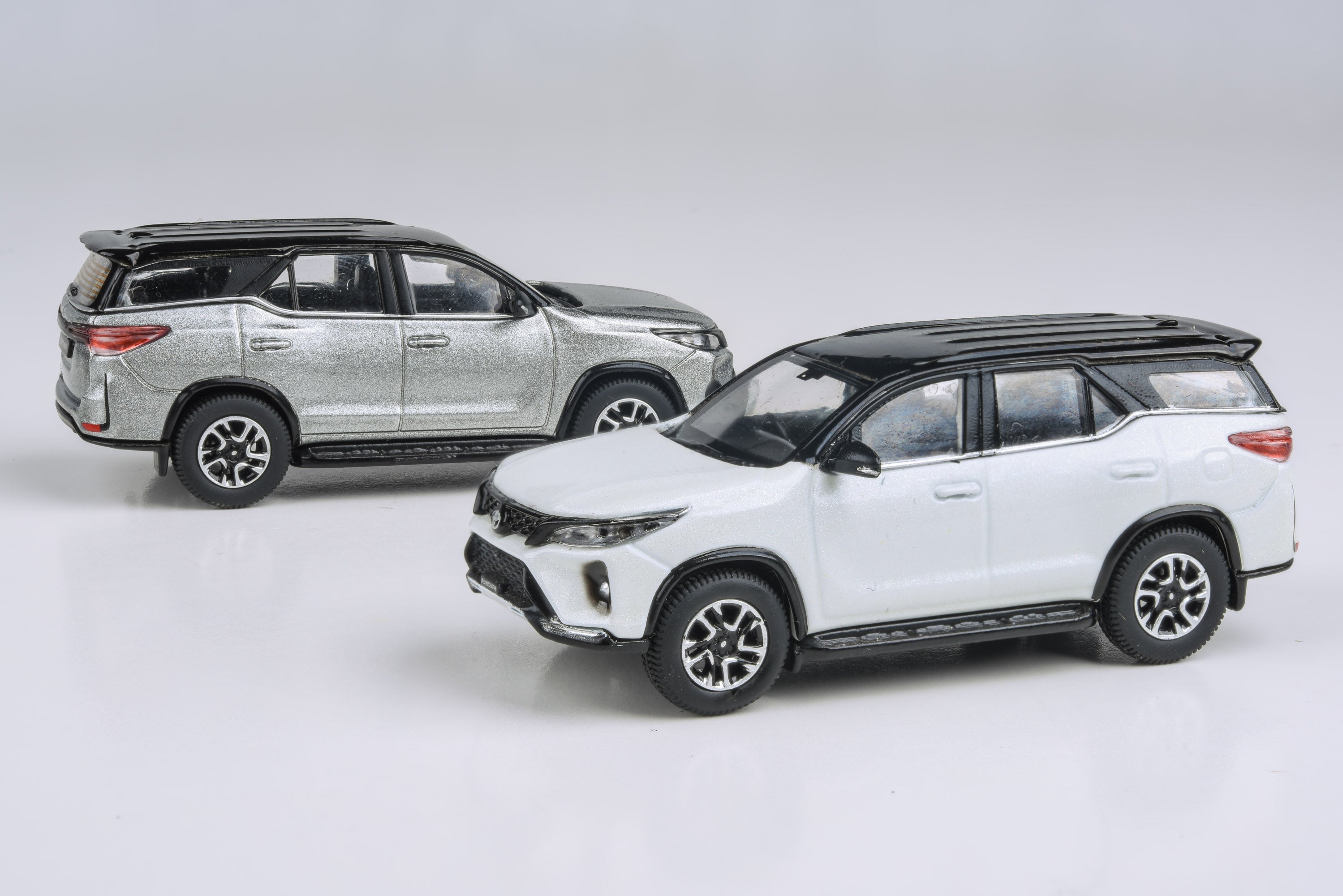 1:64 Toyota Fortuner Platinum White / Metallic Silver