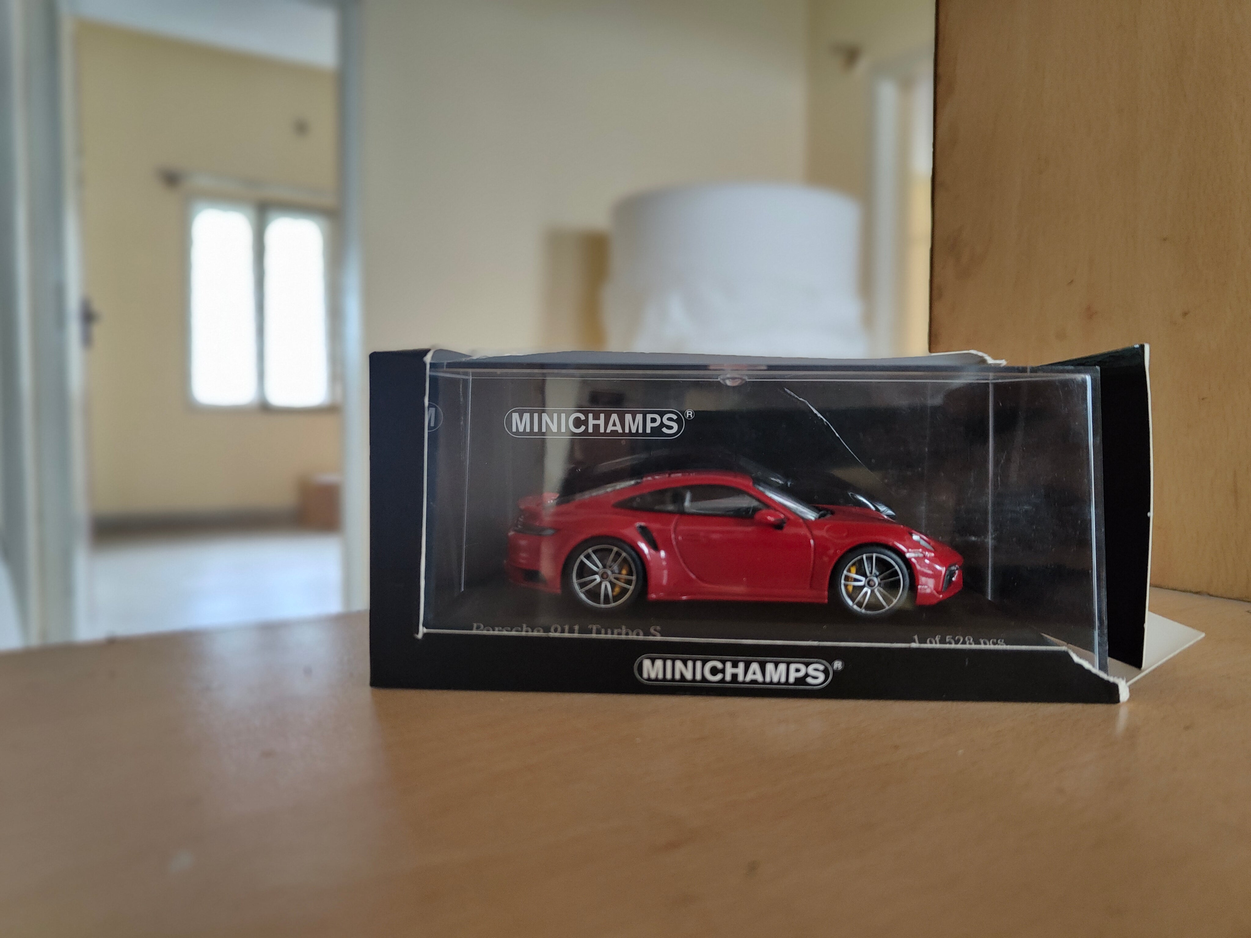 Broken acrylic case and damaged packaging: Porsche 911 Turbo S Coupe Sport Design Tyre 992 2021 Carmine Red 1:43 scale model car - Minichamps