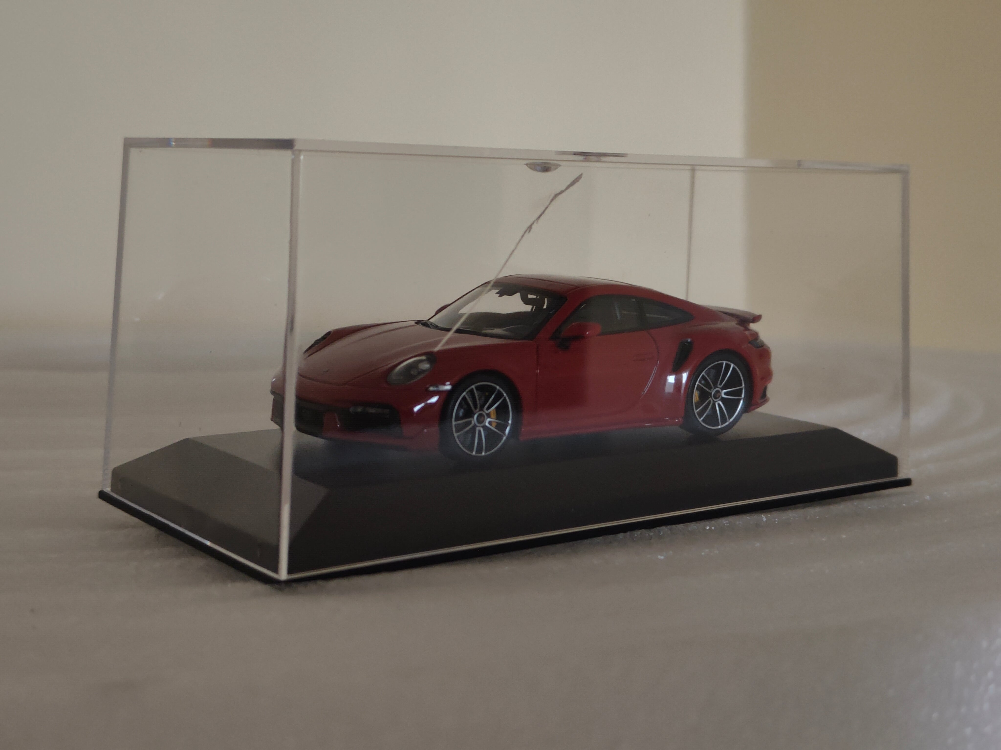 Broken acrylic case and damaged packaging: Porsche 911 Turbo S Coupe Sport Design Tyre 992 2021 Carmine Red 1:43 scale model car - Minichamps