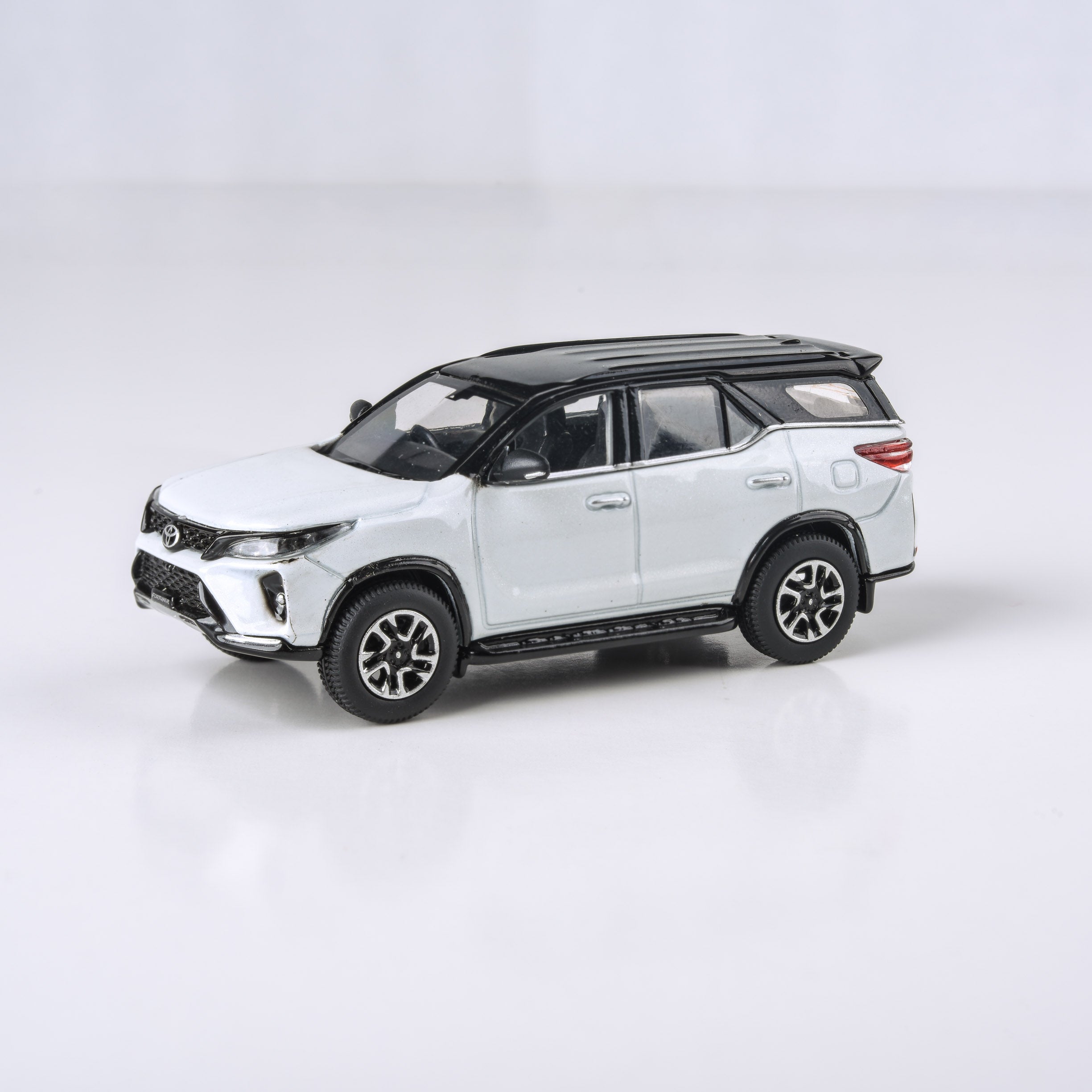 1:64 Toyota Fortuner Platinum White / Metallic Silver