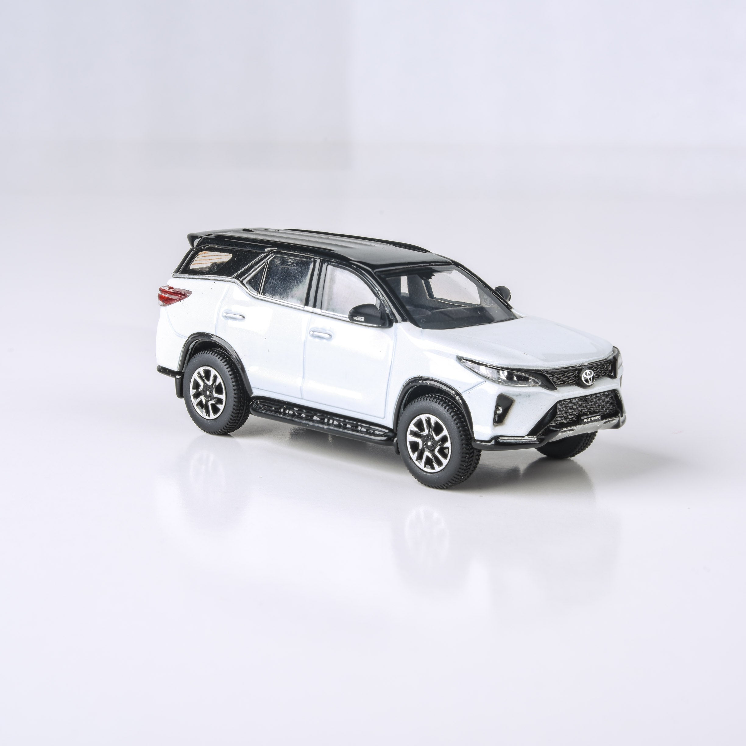 1:64 Toyota Fortuner Platinum White / Metallic Silver