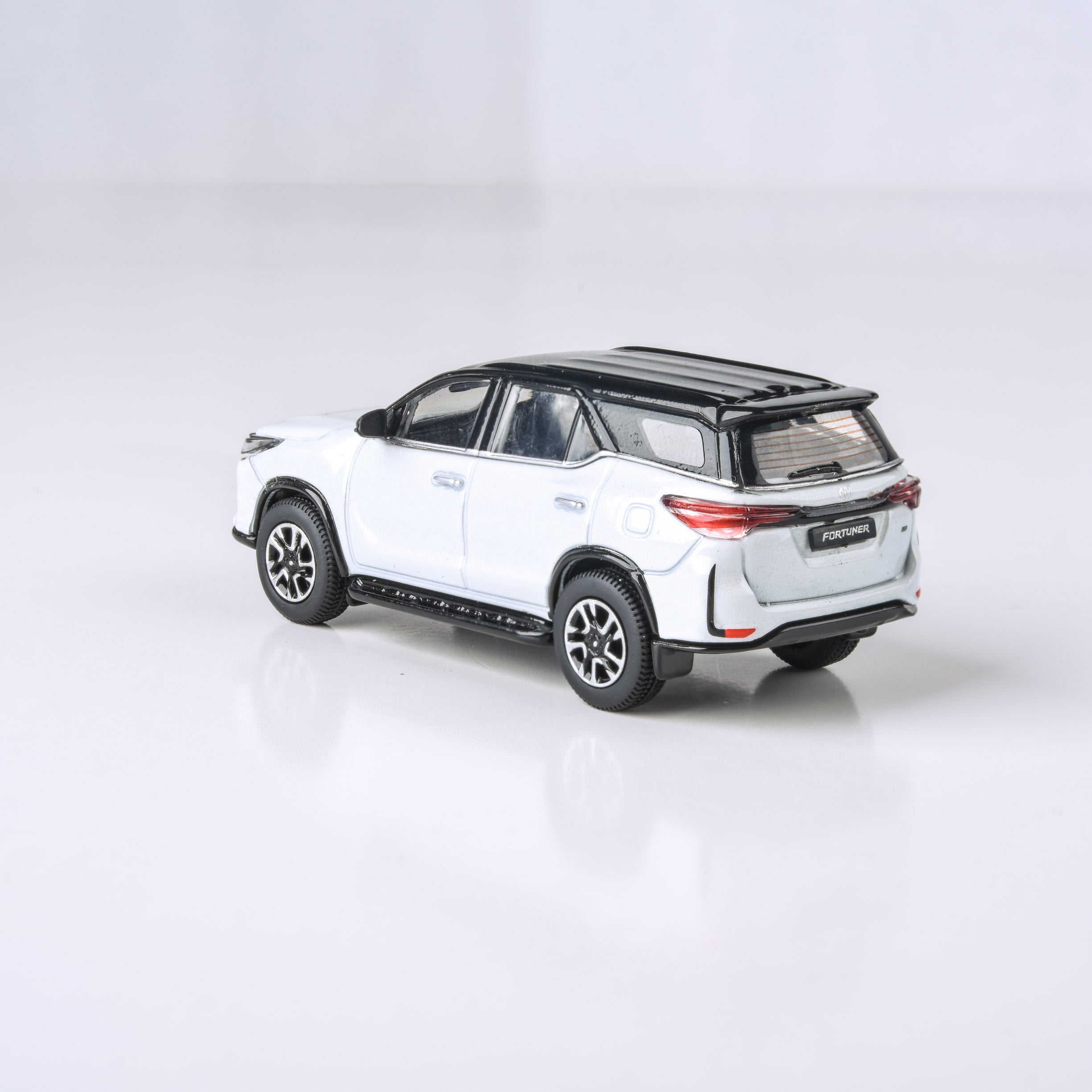 1:64 Toyota Fortuner Platinum White / Metallic Silver