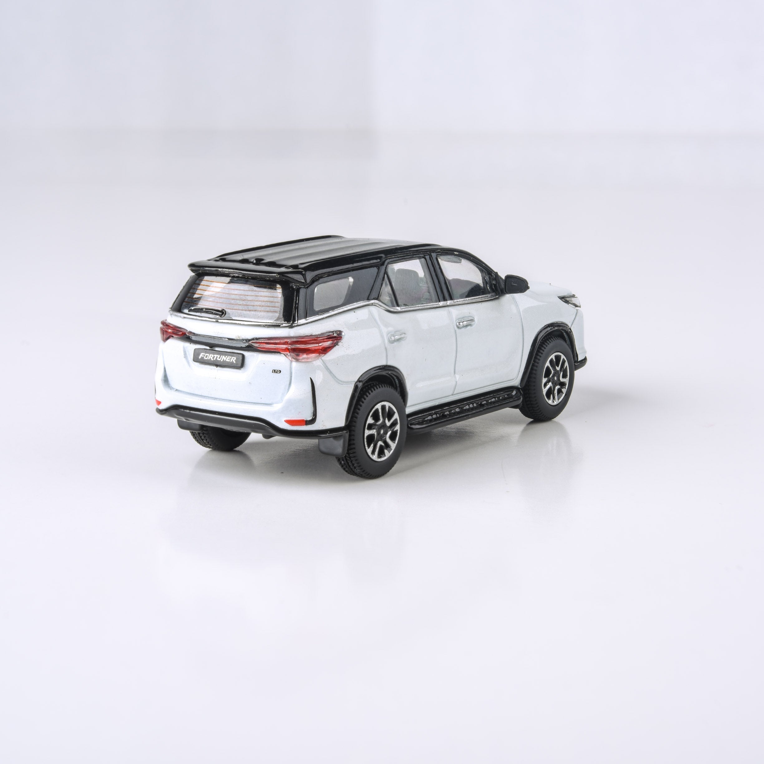 1:64 Toyota Fortuner Platinum White / Metallic Silver