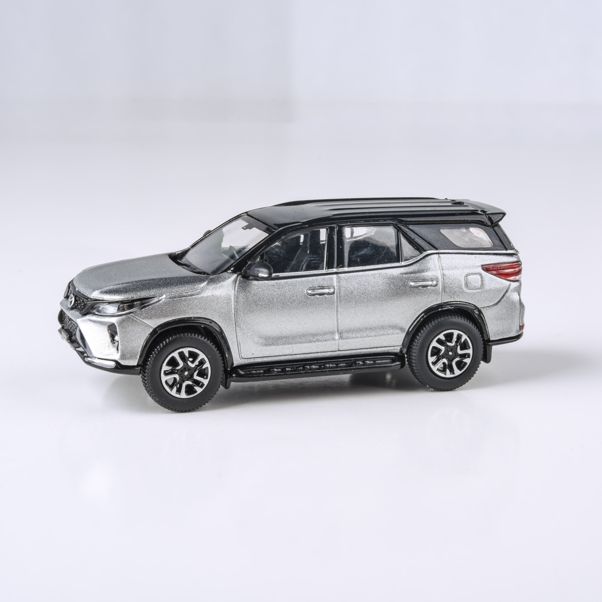 1:64 Toyota Fortuner Platinum White / Metallic Silver