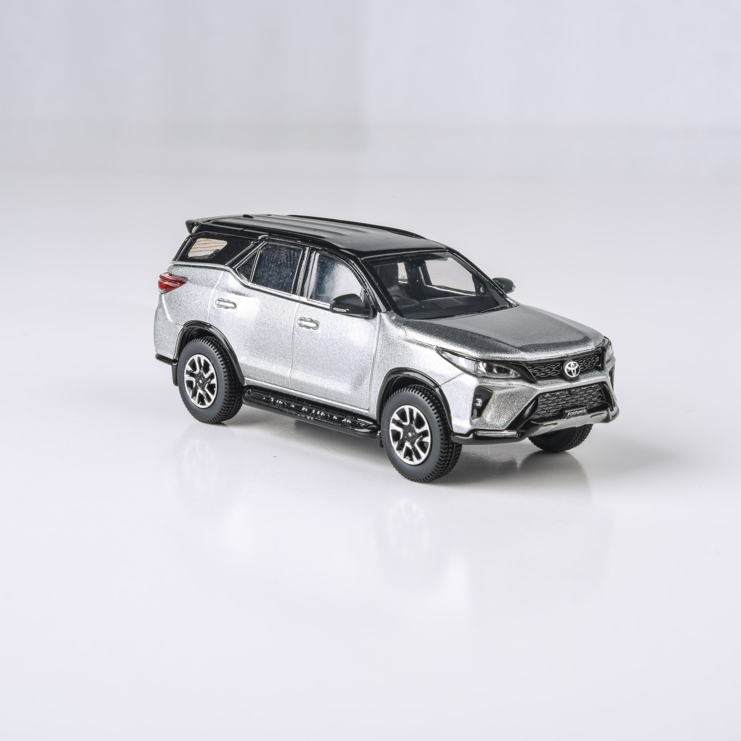 1:64 Toyota Fortuner Platinum White / Metallic Silver
