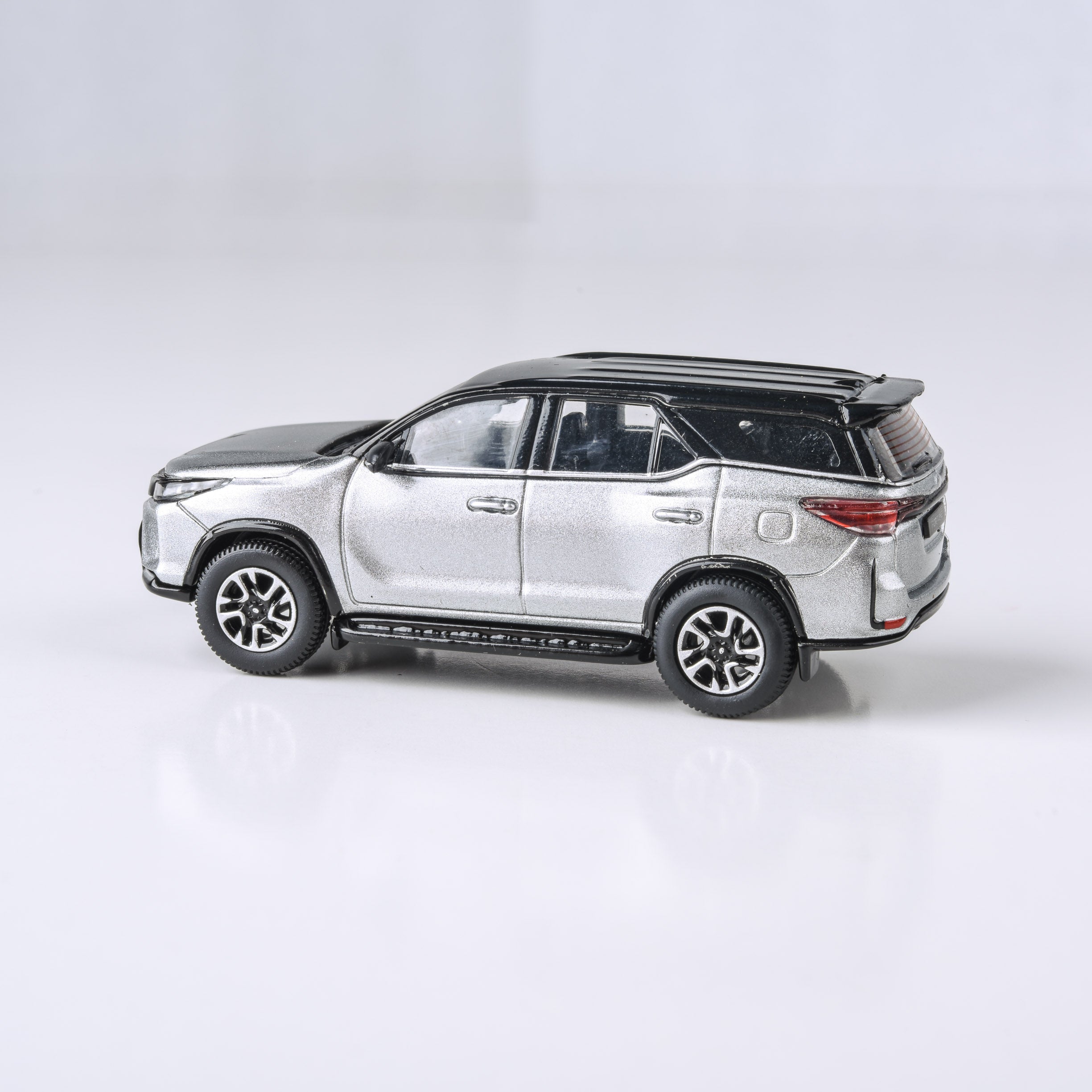 1:64 Toyota Fortuner Platinum White / Metallic Silver