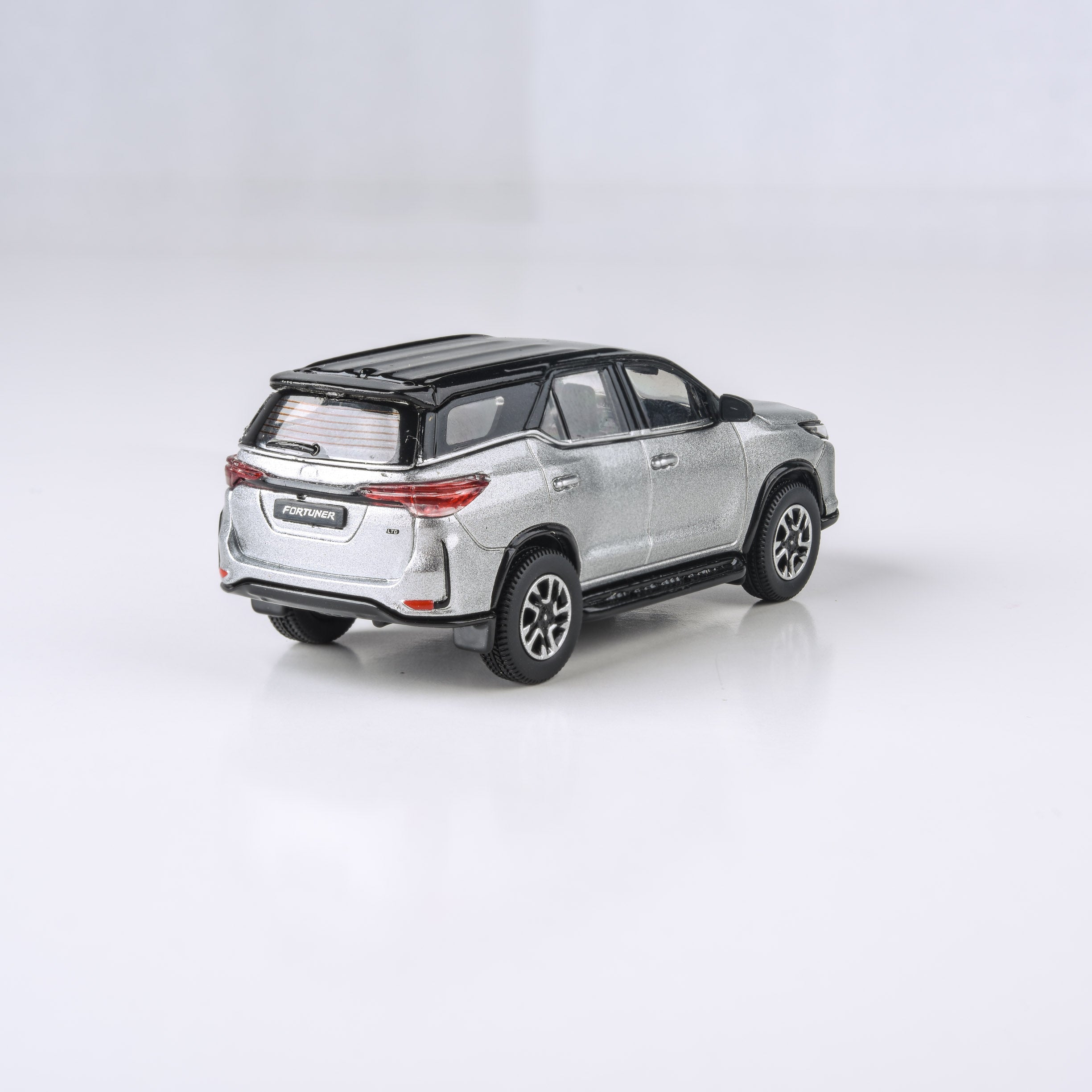 1:64 Toyota Fortuner Platinum White / Metallic Silver