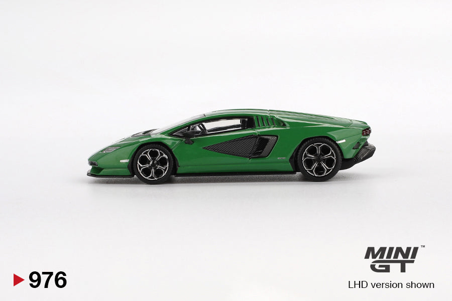 Lamborghini Countach LPI 800-4 Verde Medio 1:64 scale model car - Mini GT
