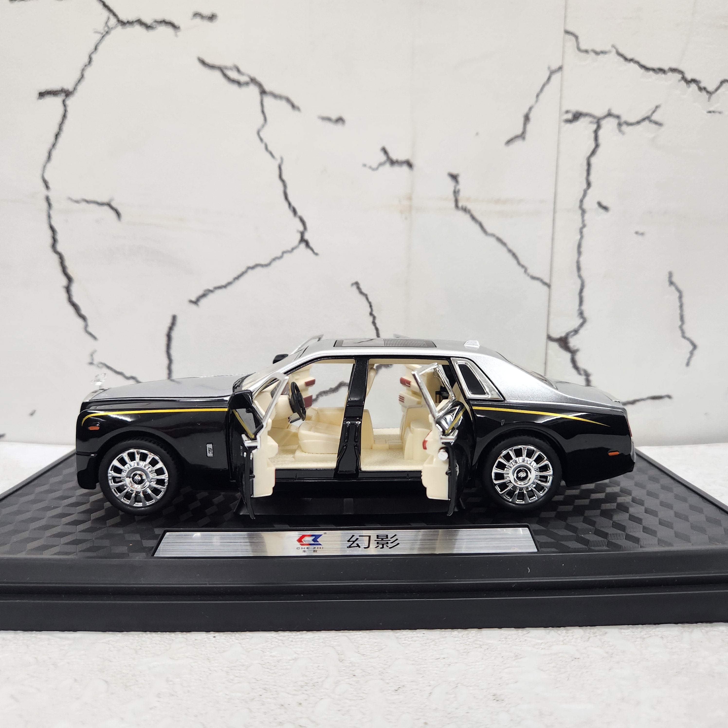 Rolls Royce Phantom Metal Diecast Car 1:24 (20x8 cm)